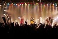 「きみはマザーファッカー」を披露するザ・リーサルウェポンズ。（提供：ソニー・ミュージックレーベルズ）