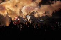 CO2を発射するザ・リーサルウェポンズ。（提供：ソニー・ミュージックレーベルズ）