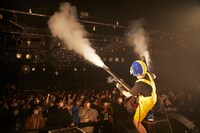 CO2を発射するアイキッド。（提供：ソニー・ミュージックレーベルズ）