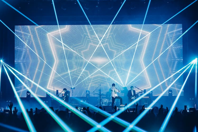 Go Go Vanillas 横アリ公演よりレーザー飛び交う 鏡 映像公開 動画あり 音楽ナタリー Go Go Vanillas 横アリ公演よりレーザー飛び交う 鏡 映像公開 動画あり 音楽ナタリー