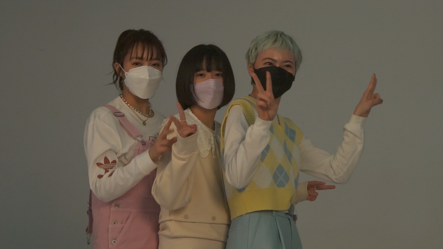 左から撮影時の中山莉子、小久保柚乃、安本彩花。