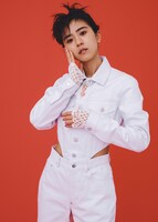 「装苑」5月号「7人の女の子が着る、春夏７つのキーワード。」より、黒島結菜。