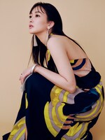 「装苑」5月号「7人の女の子が着る、春夏７つのキーワード。」より、長屋晴子（緑黄色社会）。