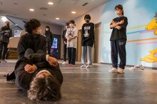 「WACK合同オーディション2022」4日目 腹筋対決の様子。