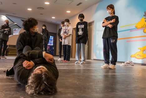 「WACK合同オーディション2022」4日目 腹筋対決の様子。