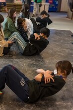 「WACK合同オーディション2022」4日目 腹筋対決の様子。