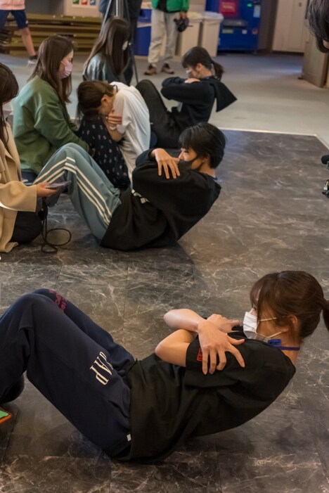 「WACK合同オーディション2022」4日目 腹筋対決の様子。