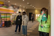 腹筋対決を見守るユメカ・ナウカナ？（ASP）。