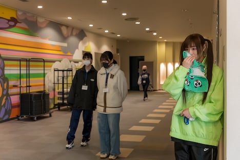 腹筋対決を見守るユメカ・ナウカナ？（ASP）。