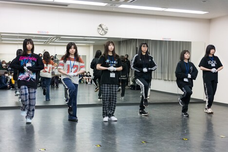 左からアイナスター（WAgg）、セントチヒロ・チッチ（BiSH）、PAST EMPiRE、ハシヤスメ・アツコ（BiSH）、アユナC、MUTEKi EMPiRE。