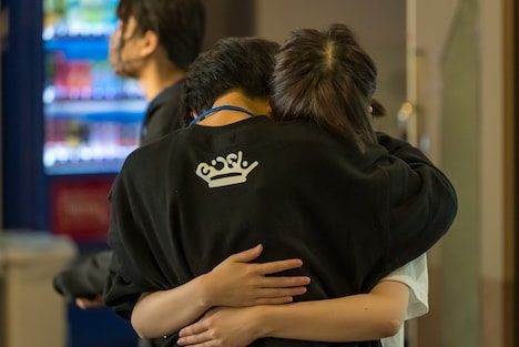 抱き合うマイ・ガ・ドクソンとデデデD。