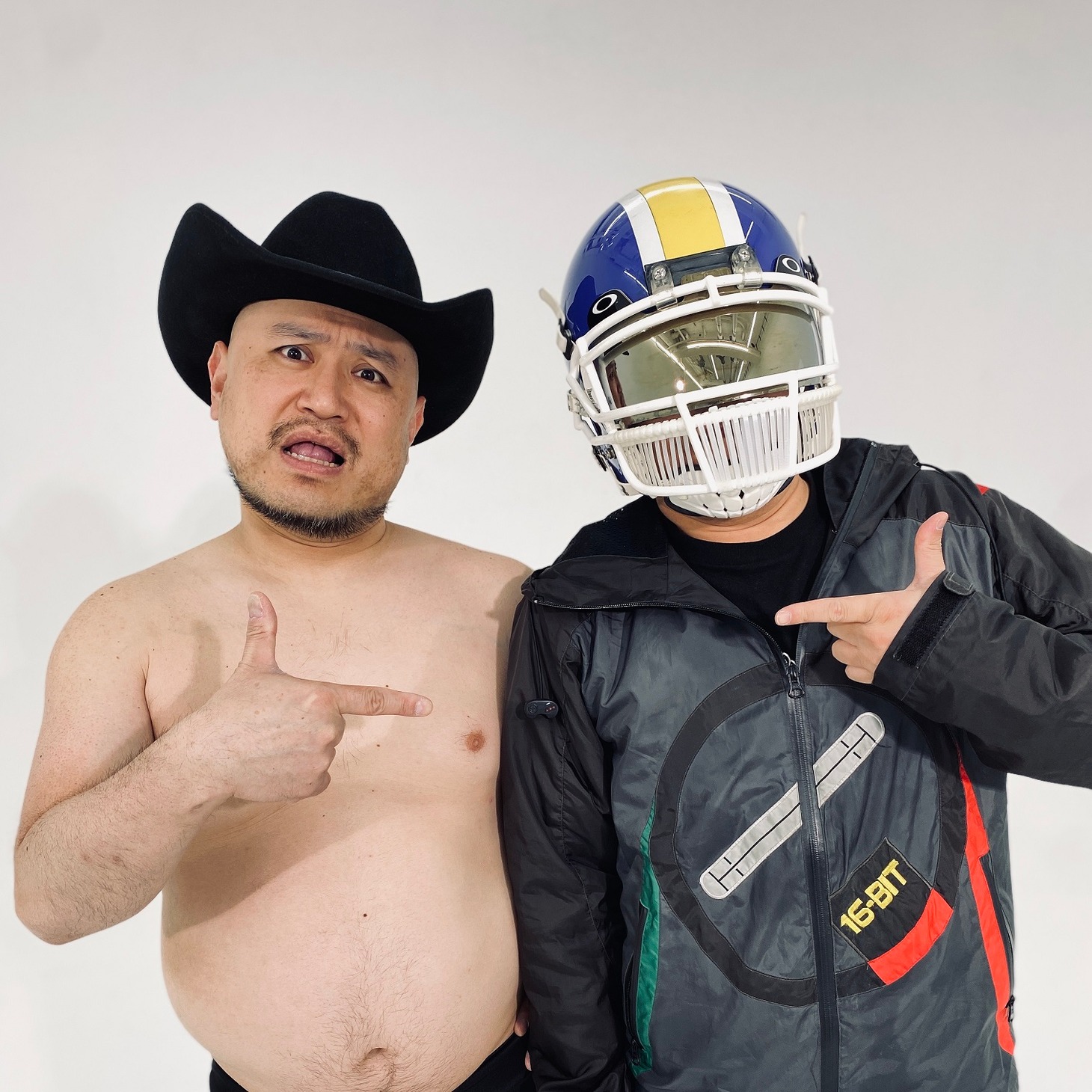左からハリウッドザコシショウ、アイキッド。