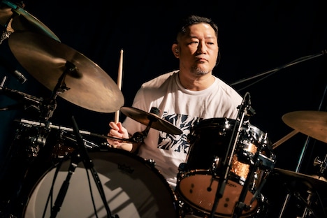 亀井亨（Dr）（撮影：藤井拓）