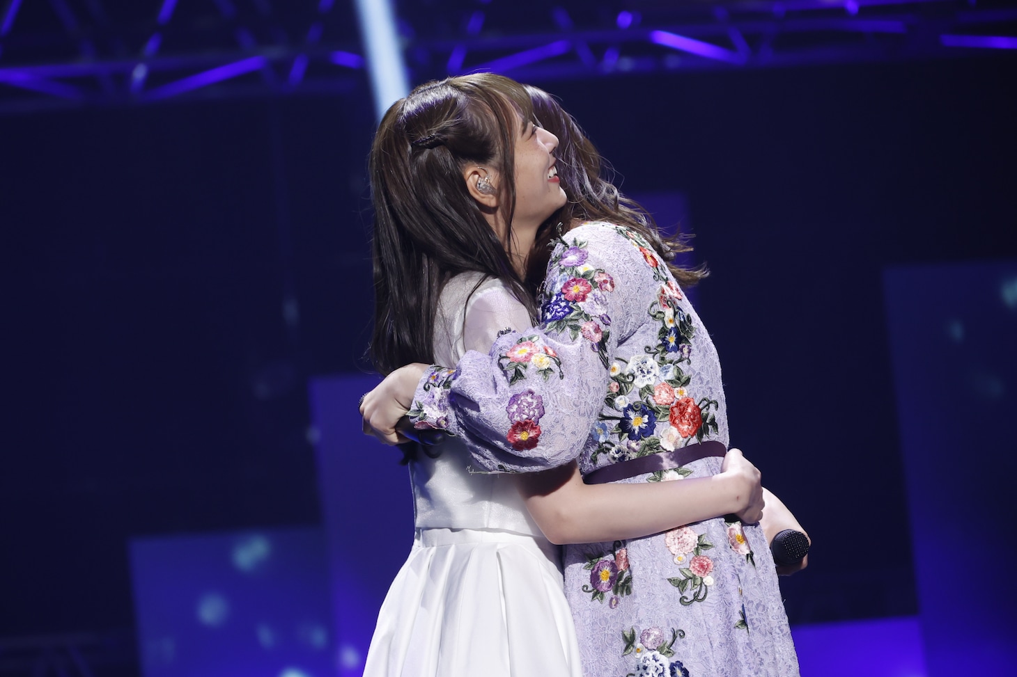 山崎怜奈と抱き合う北野日奈子。
