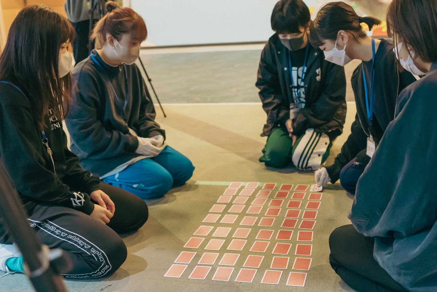 「WACK合同オーディション2022」5日目 敗者復活を懸けた神経衰弱の様子。