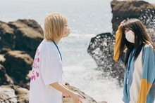 コント練習中のハナエモンスター（豆柴の大群）とタンタン。