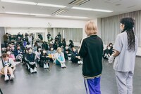 挨拶するモモコグミカンパニーとリンリン。