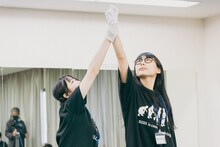 ドーウシロ・ユリ、ハシヤスメ・アツコ（BiSH）。
