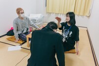 WACK社員の頭を叩くナ後。