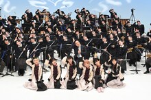 「世界一受けたい授業」より、大阪桐蔭高校吹奏楽部部員たちとBiSH。(c)日本テレビ