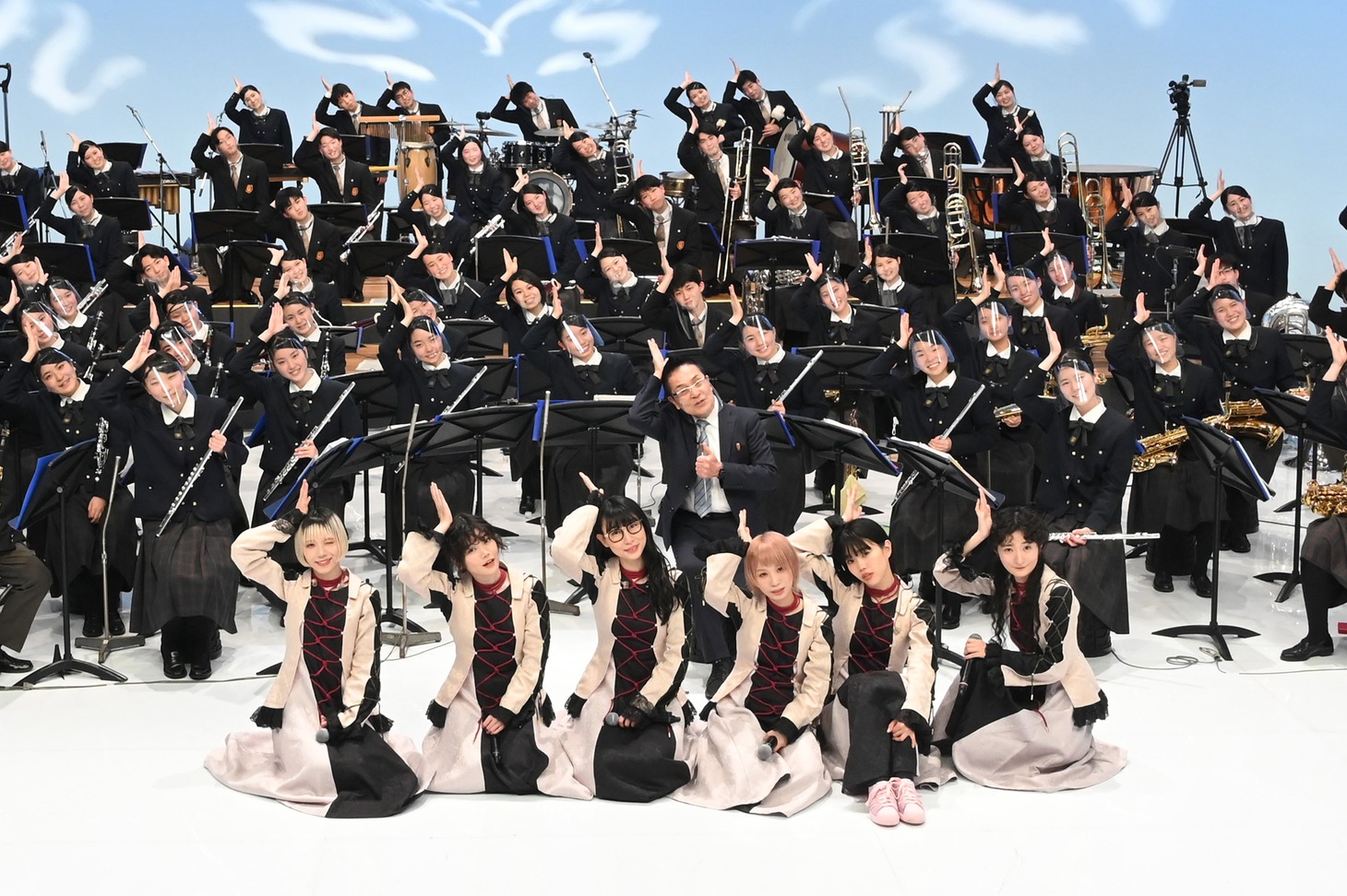 「世界一受けたい授業」より、大阪桐蔭高校吹奏楽部部員たちとBiSH。(c)日本テレビ