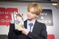 「As i」の表紙を見つめる吉野北人。