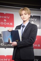 お気に入りの写真を紹介する吉野北人。