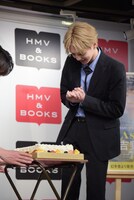 「サプライズですか？」と静かに驚く吉野北人。