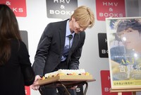 ケーキを机ごと持ち上げようとする吉野北人。