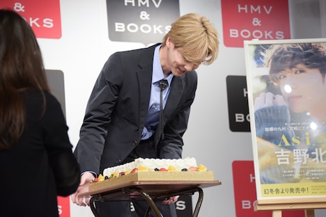 ケーキを机ごと持ち上げようとする吉野北人。