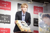 重いケーキをがんばって持ち続ける吉野北人。