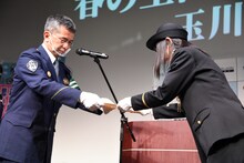 委嘱状を受け取る辻野かなみ。