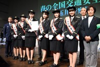 写真撮影に応じる超ときめき♡宣伝部。