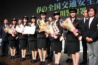 写真撮影に応じる超ときめき♡宣伝部。