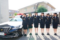 パトカーの横で敬礼する超ときめき♡宣伝部。