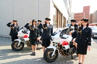 白バイと記念撮影する超ときめき♡宣伝部。