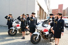 白バイと記念撮影する超ときめき♡宣伝部。