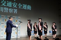 感謝状と記念品を授与される超ときめき♡宣伝部。