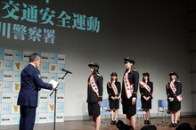 感謝状と記念品を授与される超ときめき♡宣伝部。