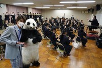 高校訪問の様子。(c)日本テレビ