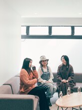 左から柏木ひなた、えみこ先生、小林歌穂。