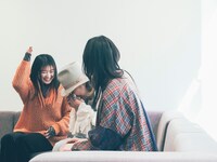 突然泣き出したえみこ先生を見て驚く柏木と小林。