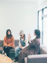 左から柏木ひなた、えみこ先生、小林歌穂。