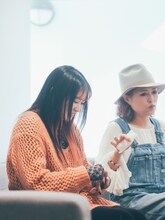 左から柏木ひなた、えみこ先生。