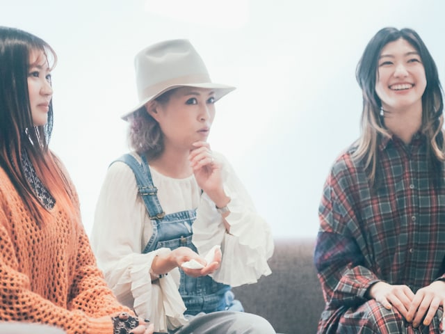 左から柏木ひなた、えみこ先生、小林歌穂。