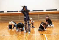 現役メンバーチームによる「FiNAL SHiTS」パフォーマンスの様子。