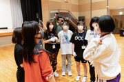 アユニ・D（BiSH）と候補生。