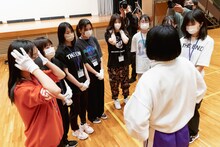 審査後のアユニ・D（BiSH）と候補生チーム。