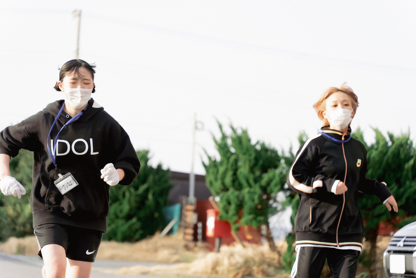 左からドーウシロ・ユリ、モモコグミカンパニー（BiSH）。