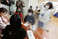 アユニ・Dとハシヤスメ・アツコが候補生と会話する様子。